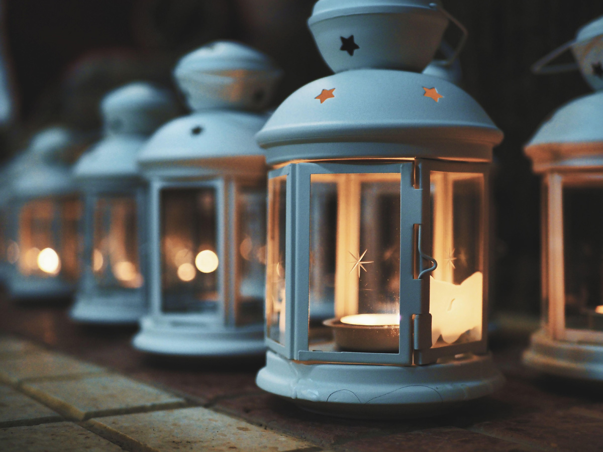 Several lanterns with candles